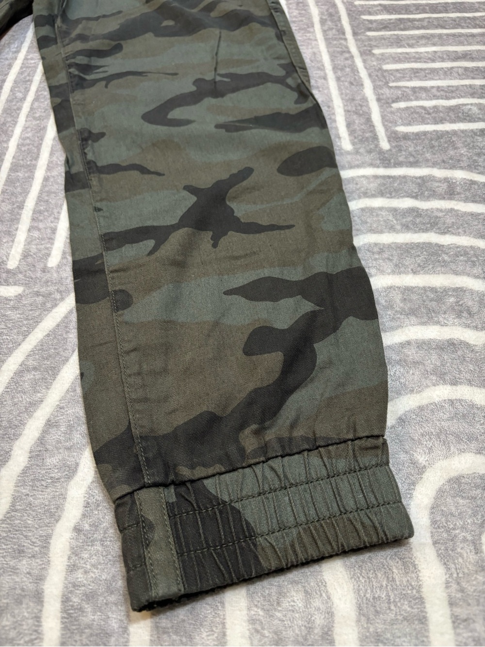 TNA Aritzia Camo Joggers, Medium, Army Green, Camo Green, Streetwear - Picture 6 of 8